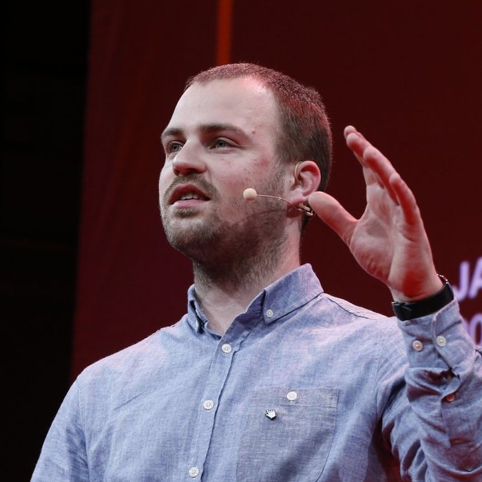 Keynotespreker Dries Depoorter op het podium