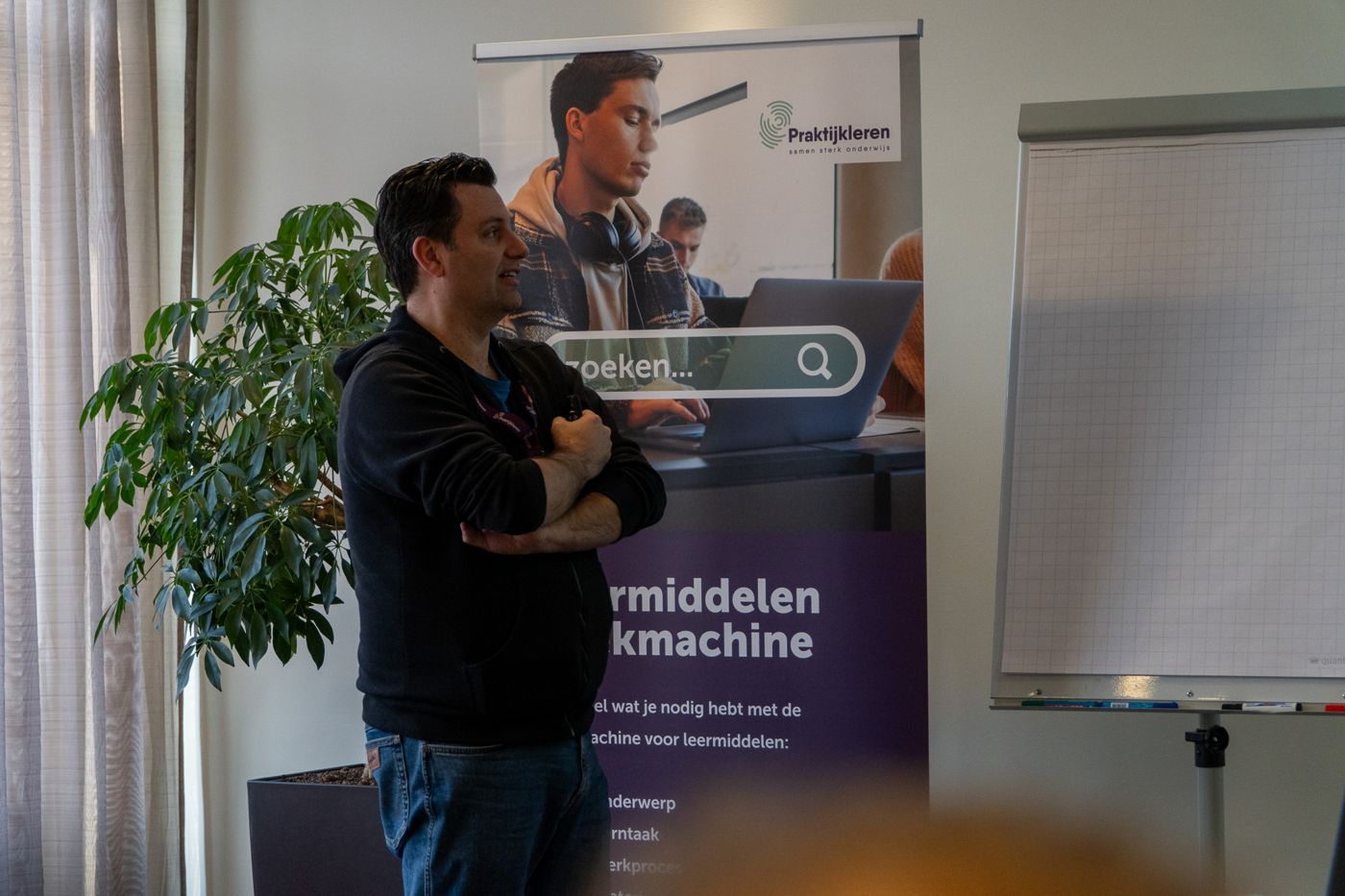 Een deelnemer bij de stand van de leermiddelenzoekmachine