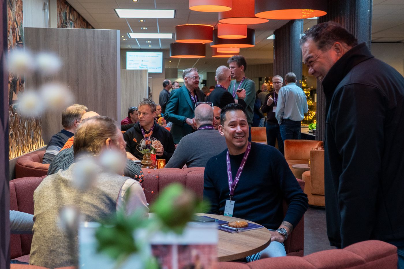 Deelnemers in gesprek in de foyer van De Schakel