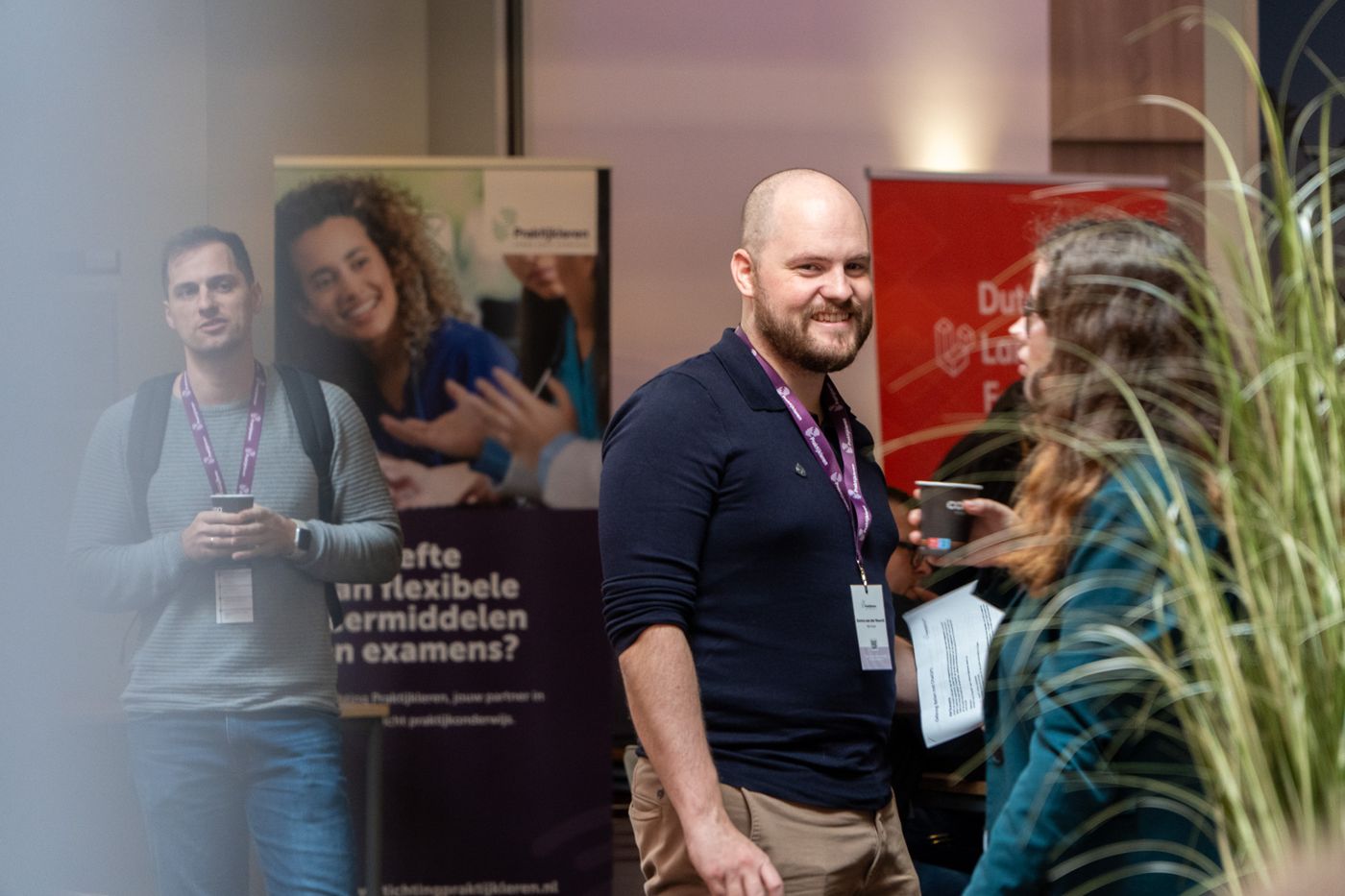 Deelnemers in gesprek bij de informatiestand