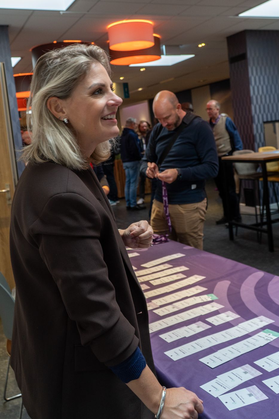Een deelnemer bij de informatiestand van Stichting Praktijkleren