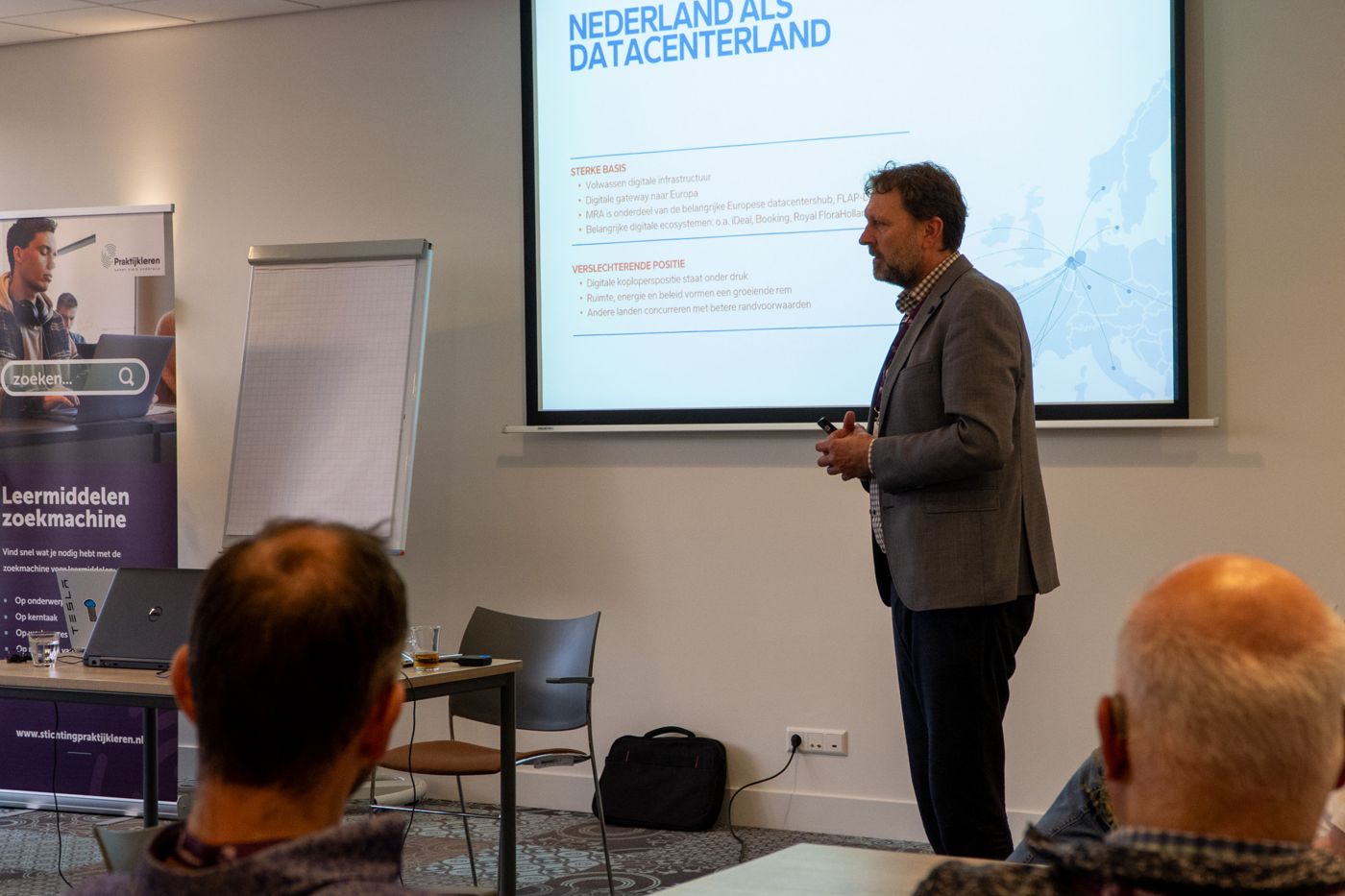 Een spreker geeft een presentatie over Nederland als datacenterland